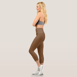 Erweitern Sie Ihr Design mit einem braunen Hinterg Capri Leggings