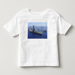 Erweiternde Operationen geleitet durch den Kleinkind T-shirt