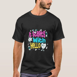 Es beginnt mit Hallo Freundschaft Lehrer Inklusion T-Shirt
