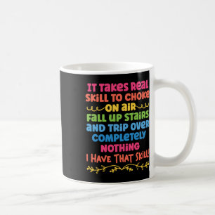 Es braucht echte Fähigkeiten, auf Luftfalltreppen Kaffeetasse