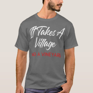 Es braucht ein Dorf und einen Weinberg Funny Wine T-Shirt
