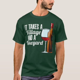 Es braucht ein Dorf und einen Weinberg. T-Shirt