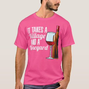 Es braucht ein Dorf und einen Weinberg. T-Shirt