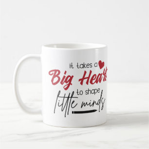 Es braucht ein großes Herz, um kleine Köpfe zu for Kaffeetasse
