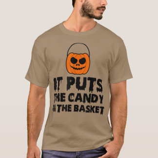 Es bringt die Süßigkeiten in den schwarzen Korb T-Shirt