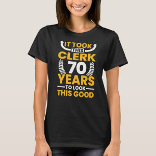 Es dauerte 70 Jahre, bis dieser Angestellte diese T-Shirt
