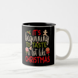 Es fängt an, so viel wie Weihnachten zu schmecken Zweifarbige Tasse