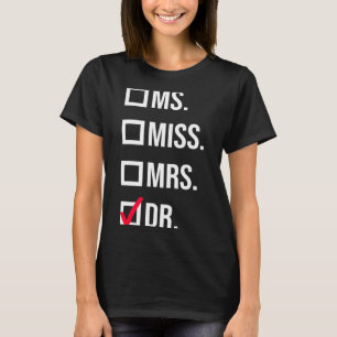 Es fehlt Ms Mrs Dr Doktor Abschluss Anerkennung T-Shirt