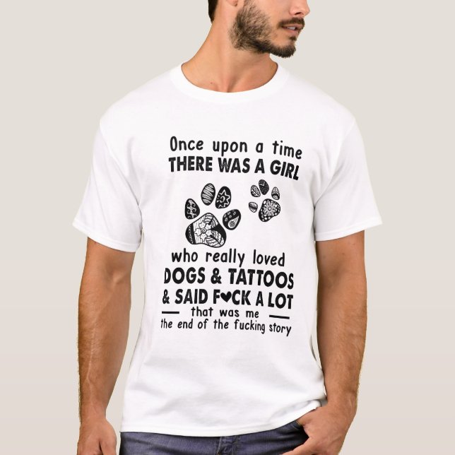 Es gab ein Mädchen, das Hunde und Tattoos liebte T-Shirt (Vorderseite)