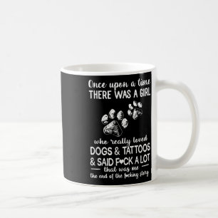 Es gab ein Mädchen, das Hunde und Tattoos wirklich Kaffeetasse