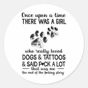 Es gab ein Mädchen, das Hunde und Tattoos wirklich Runder Aufkleber