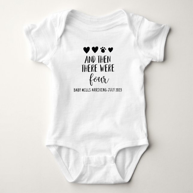 Es gab vier mit Paw Print Due Date Bodysuit Baby Strampler (Vorderseite)