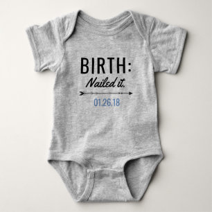Es genagelt neugeborener kundengerechter baby strampler