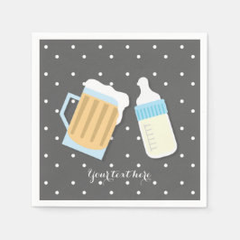 Es gibt eine Babybierbrauen-Tasse, graue Dusche Serviette