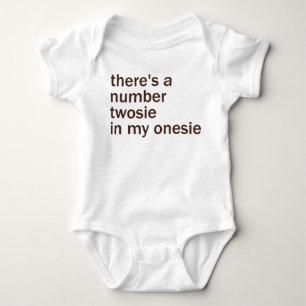 Es gibt eine Zahl Twosie in meinem… Baby Strampler