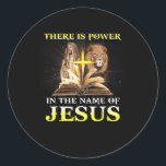 Es gibt Power im Namen Jesu Löwen Christlich Runder Aufkleber<br><div class="desc">Das ist ein großartiges Geschenk für Ihre Familie,  Freunde,  die Jesus Liebe. Sie werden sich freuen,  dieses Geschenk von Ihnen während der Ferienzeit oder an jedem anderen Tag zu erhalten.</div>
