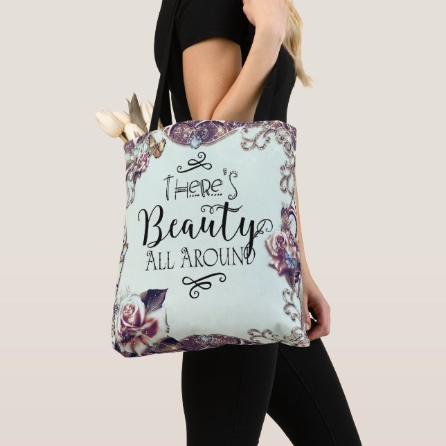 Es gibt Schönheit rund um Schmetterlinge und Rose Tasche (Von Nahem)