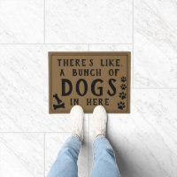 Es gibt so eine Menge Hunde hier, der lustige Hund