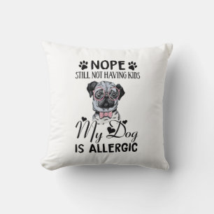 Es ist allergischer Spaß, wenn ich meine Hunde noc Kissen