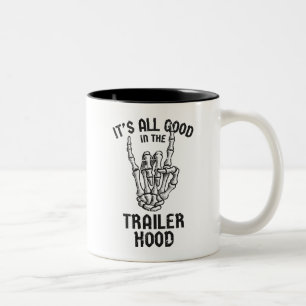 Es ist alles gut in der Trailerhütte Zweifarbige Tasse