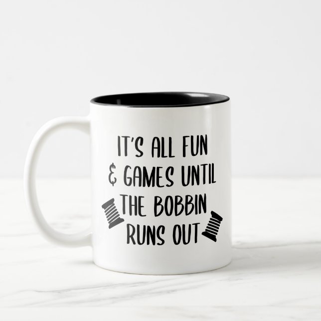 Es ist alles Spaß und Spiele, bis der Bobbin raus  Zweifarbige Tasse (Links)