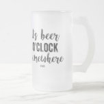 Es ist Beer O'Clock Irgendwo lustige Vintage Monog Mattglas Bierglas<br><div class="desc">Es ist immer Zeit,  Bier zu trinken - besonders wenn man diesen lustigen Schlamm benutzt,  der lautet: "It's Ber O'Clock Somewhere". Fügen Sie Ihre 3-Buchstaben-Monogramm,  um anzupassen oder zu löschen.</div>