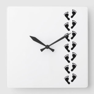 Es ist ein Baby - Baby Feet Quadratische Wanduhr