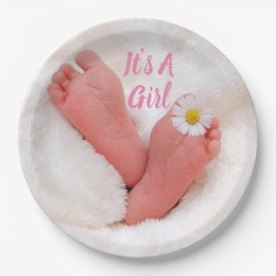 Es ist ein Baby-Feet mit Daisy Pappteller