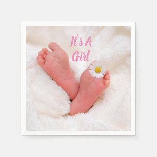 Es ist ein Baby-Feet mit Daisy Serviette
