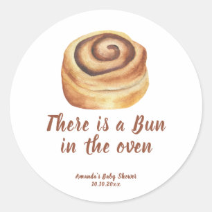 Es ist ein Brötchen im Ofen Baby Shower Runder Aufkleber