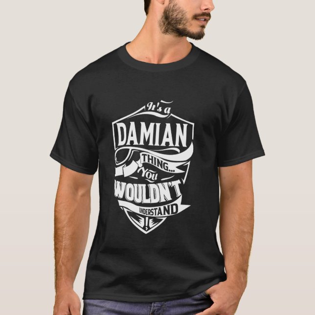 Es ist ein DAMIAN-Thing-Geschenk T-Shirt (Vorderseite)