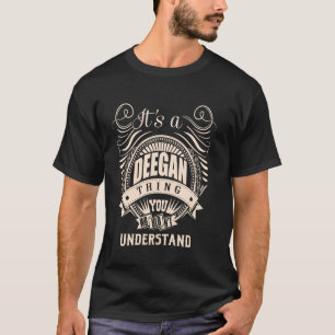 Es ist ein DEEGAN-Thesen T-Shirt