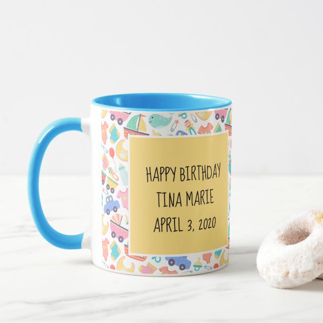 Es ist ein farbenfrohes Baby-Duschlicht Personalis Tasse (Mit Donut)