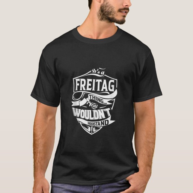 Es ist ein FREITAG Geschenktopf T-Shirt (Vorderseite)