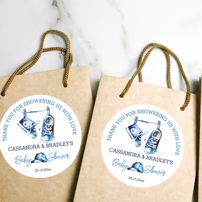 Es ist ein junge blaue Baby Schuhe danke Ihnen für Runder Aufkleber (It's a boy baby shower thank you favor gift stickers blue baby shoes sneakers on a line sports cap)