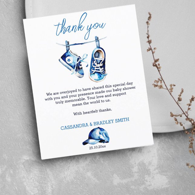 Es ist ein Junge blauen Schuhe ein Mütze danke Kar (Baby shower thank you card baby boy blue sneakers on a line for boys baby shower thank you card)