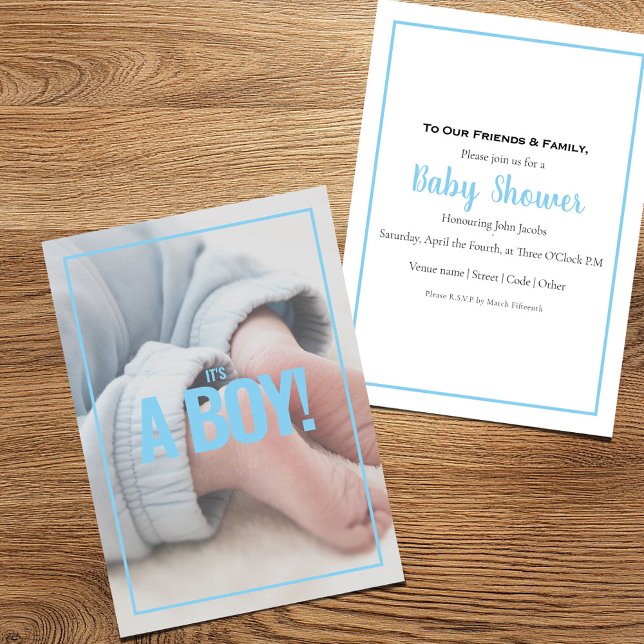 Es ist ein Junge, eigenes Foto, Babyduschkarte. (Baby boy announcement card featuring a close-up of tiny feet)