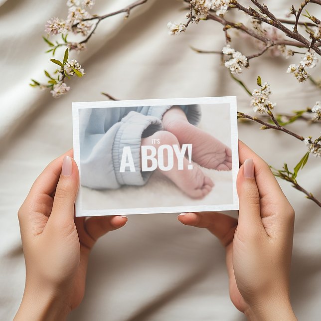 Es ist ein Junge Foto Speicher Baby-Duschkarte. Einladung (Full photo with big bold white text "It's a Boy" card)