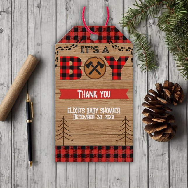 Es ist ein Junge Rustic Wood Kariert Baby Dusche Geschenkanhänger (Von Creator hochgeladen)