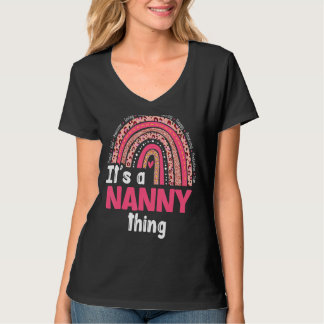 Es ist ein Kindermädchen, das Kümmernd Regenbogen- T-Shirt