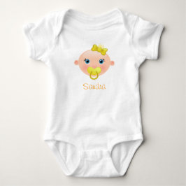Es ist ein Mädchen-Baby-Gesicht gelb Baby Strampler