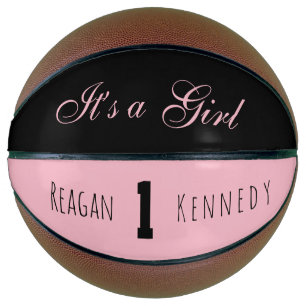 Es ist ein Mädchen Basketball