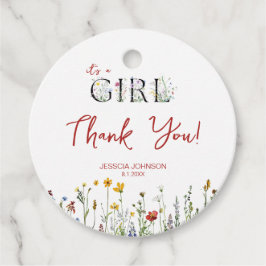 Es ist ein Mädchen mit Frühlingsblumen Babydusche Geschenkanhänger