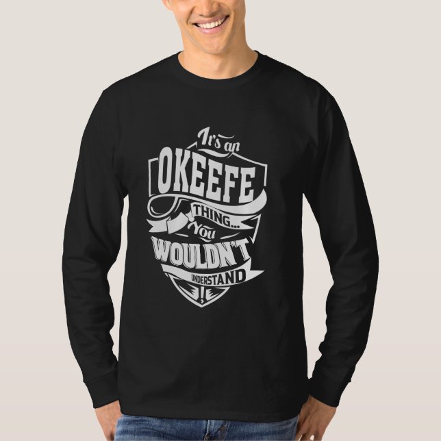Es ist ein OKEEFE-Geschenk T-Shirt (Vorderseite)