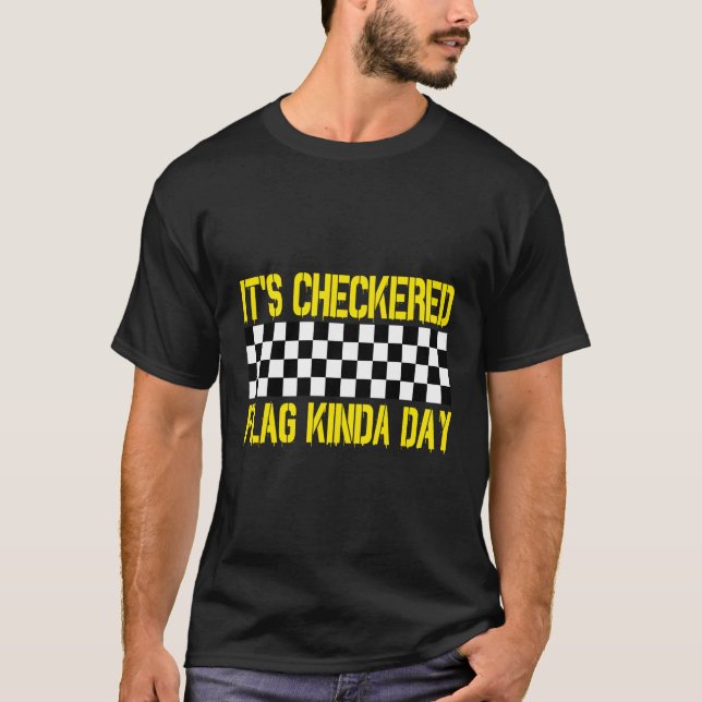 Es ist ein Rennwagen mit kontrollierter Flagge. T-Shirt (Vorderseite)