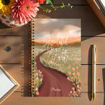 Es ist ein schönes Jahr, um den Blumenwiesen-Pfad  Planer<br><div class="desc">Es ist ein schönes Jahr, um anzufangen. Dieser wunderschöne Planer zeigt unsere wunderschönen handgezeichneten Illustrationen eines Landstraßenwegs, der sich durch eine Wiese von rosa Tulpen zieht. Wir haben die Worte "Es ist ein schönes Jahr zu beginnen" über unsere Wiese- und Wegbeschreibung gezeichnet. Auf der Rückseite befindet sich ein pfirsichrosa Streifen....</div>