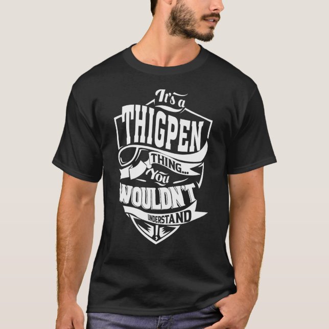 Es ist ein THIGPEN T-Shirt (Vorderseite)
