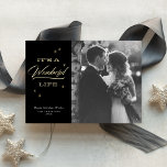 Es ist ein wunderbares Leben Elegantes Weihnachtsf Folien Feiertagskarte<br><div class="desc">Dieses festliche und elegante Design besticht durch Retro-Typografie und einen schicken schwarzen Hintergrund. Der Gruß sagt: "Es ist ein wunderbares Leben" in Hochfolie. Der Backer weist ein zartes Sternmuster auf (und kann auf Wunsch abgenommen werden). Dieses Design wird ein quadratisches Foto in Schwarz/Weiß oder Farbe aufnehmen. Die Hintergrundfarben, Text- und...</div>
