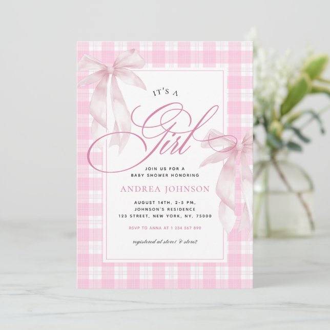 Es ist eine Girl Bows & Pink Gingham Kariert Baby  Einladung (Stehend Vorderseite)
