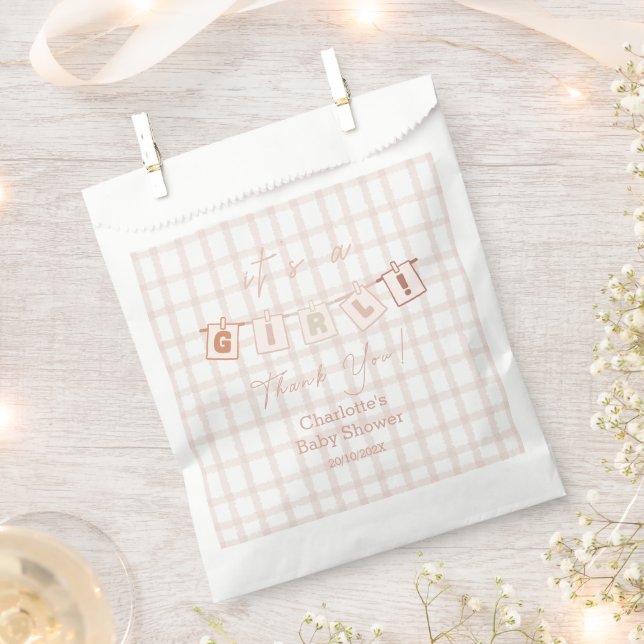 Es ist eine Girl Niedlich Brown Gingham Notedry Ba Geschenktütchen (Ausgeschnitten)
